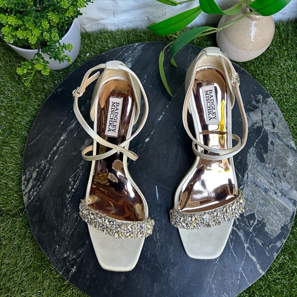 BADGLEY MISCHKA
Nala Curvy Stiletto
Heel Ivory Satin size 9 
$245 store display - Picture 10 of 16